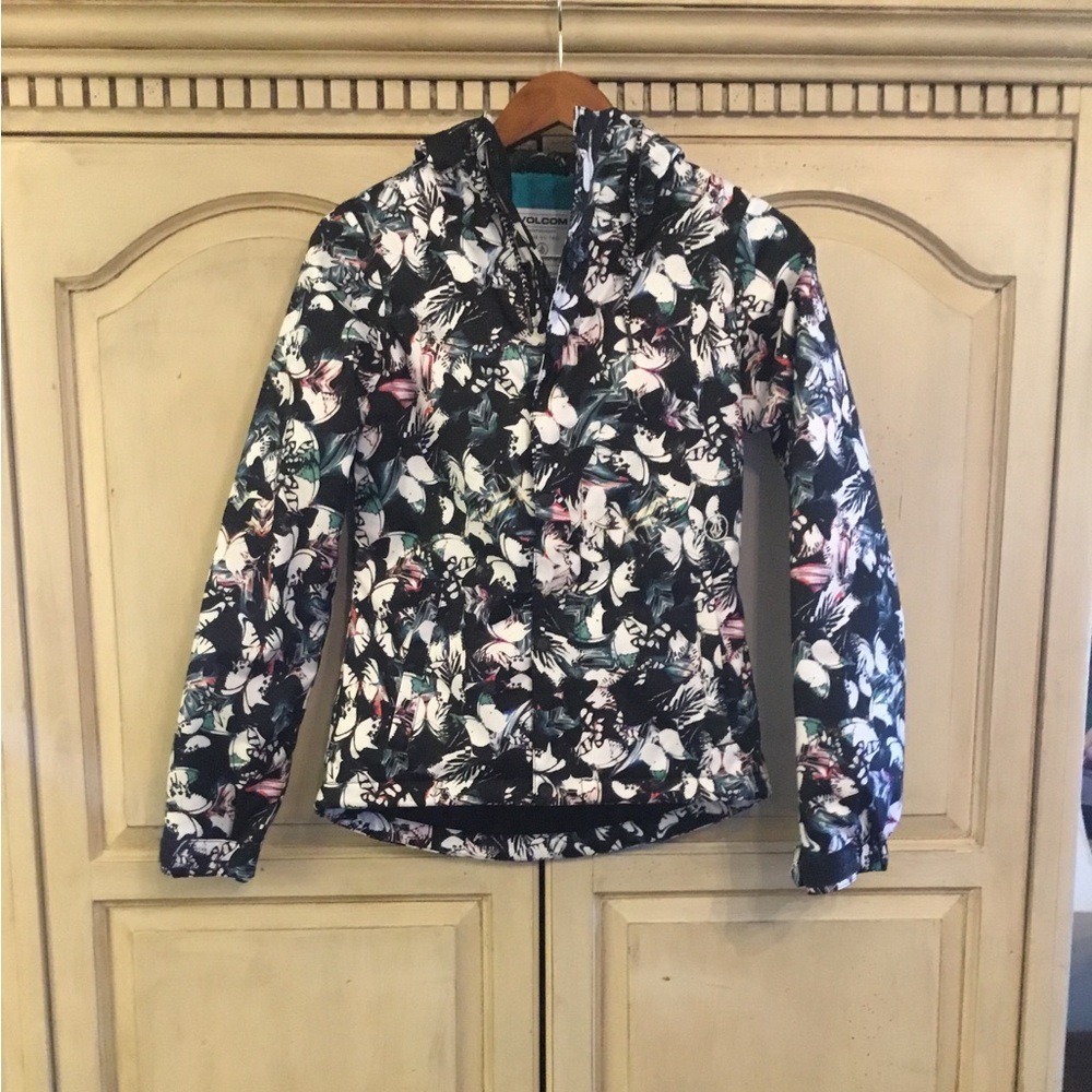 Volcom Black and White Ski Jacket with Floral Pattern and Quilted Design